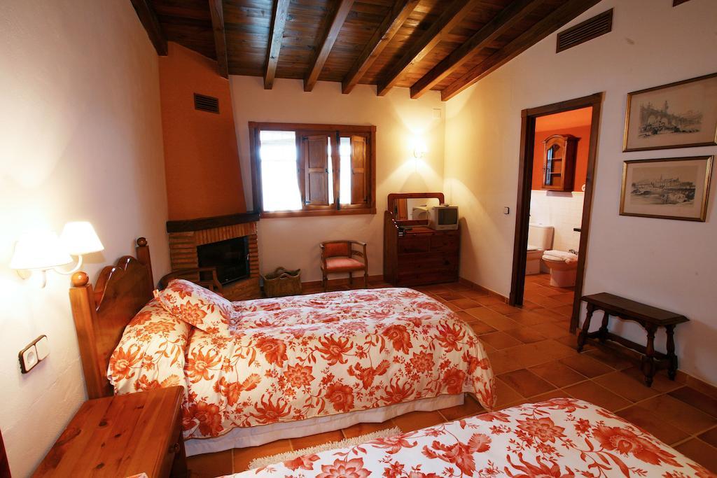 Palacio Viejo De Las Corchuelas Torrejon el Rubio Room photo